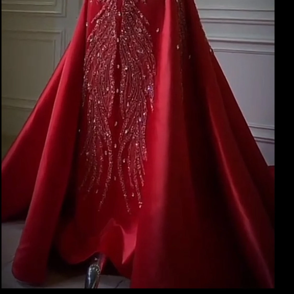 Röd långklänning med paljetter - 1