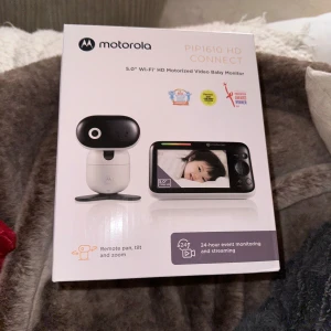 Motorola PIP1610 HD Connect babyvakt - Motorola PIP1610 HD Connect är en avancerad babymonitor med 5.0" Wi-Fi HD motoriserad videoövervakning. Den erbjuder fjärrstyrd panorering, lutning och zoom samt 24-timmars övervakning och streaming. Perfekt för att hålla koll på ditt barn med högupplöst video och ljud. Helt oanvänd, Blev inget utav denna för oss! Paketet är inte öppnat heller.
