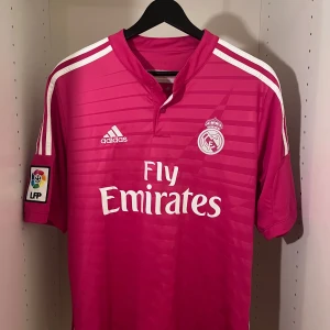Cristiano Ronaldo 7 Real Madrid Jersey  - Season 2014/15 - storlek M. Defekt på nummer 7 se bild 2 och 4. Utöver skadan på 7an så är den så gott som ny!