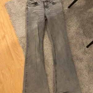 Grå och blå bootcut jeans - Två par bootcut jeans i grått och blått. De ska vara low waist men eftersom de är för stora på mig blir de högmindade. Säljer antingen båda för 150 eller en för 100. Skriv vid fler bilder 