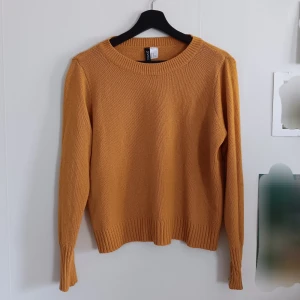 Stickad tröja - Stickad tröja från H&M. Säljes då den inte kommer till användning längre 🌻 [bara att skriva om frågor eller fler bilder!]