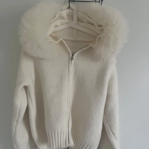 Jacka alessa - Vit jacka från Alessa med päls på luvan som även går att ta bort eftersom att den är fäst med knappar, storlek M men sitter som S och sitter bra på mig som är ca 160! Priset går att diskutera