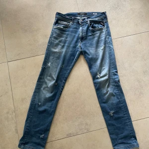 Replay jeans med slitningar w31 - Fint skick med goa slitningar. Säljes då dem ej användes. , W31 L32. Skriv gärna vid minsta fundering/fråga