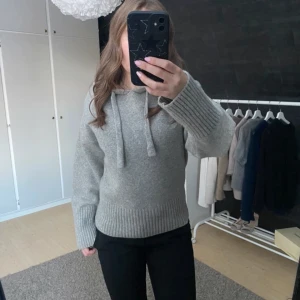 Zara stickad hoodie - Mysig grå stickad hoodie med långa ärmar och ribbade muddar. Perfekt för kyliga dagar med en bekväm passform och justerbar huva. Storlek S från Zara
