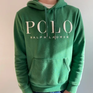 Ralph Lauren hoodie - Säljer denna riktigt snygga Ralph Laurent hoodien i färgen oliv grön! Skick 7/10 har inga defekter🙌 Modellen är 176-177 | såklart äkta✅Skriv vid minsta fundering! 