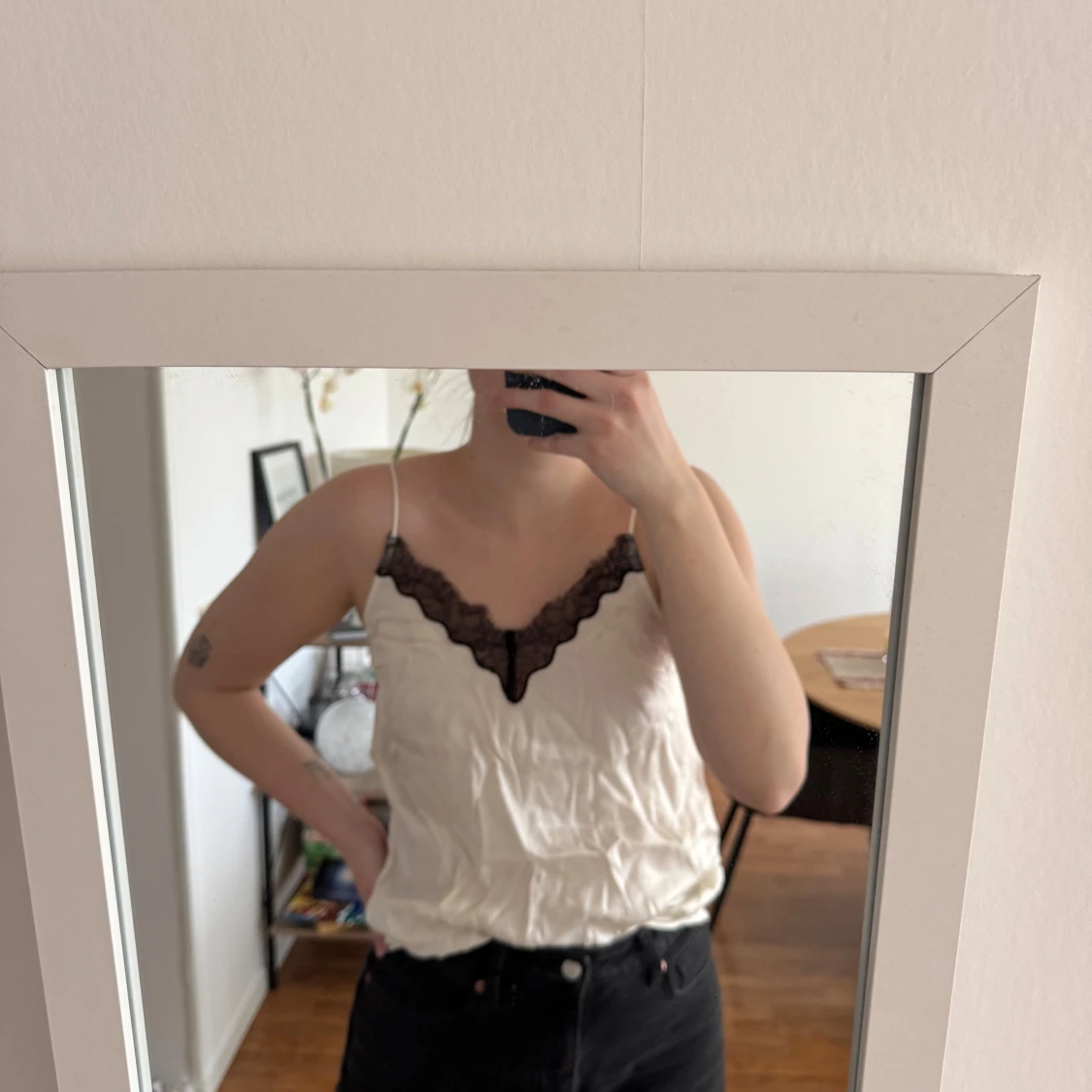 Vit linne med spetsdetalj - 1