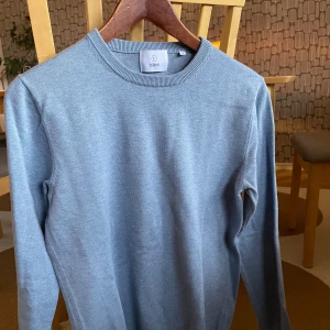 Ljusblå tröja från Bläck - Säljer en stilren ljusblå tröja från Bläck i storlek S.  Den är i nyskick endast använd fåtal gånger, inga defekter! Nypris 600kr på volt, mitt pris 249kr! Lite liten i storleken. Hör av dig om du är intresserad!