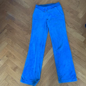 Blåa Juicy mjukis byxor - Här är ett par Juicy Couture mjukis byxor som är i ganska bra skick och i en stark blå färg för dig som gillar det💙