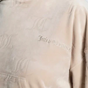 Beige velour hoodie från Juicy Couture - Säljer en snygg beige velour hoodie från Juicy Couture. Den har en broderad logga på bröstet och en stor ficka framtill.💕