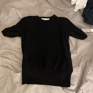 Svart skit snygg topp❤️❤️ - Säljer min jättefina topp från zara som inte kommer till användning❤️ ganska använd men inga skador, nypris:299