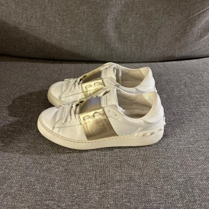 Valentino Open - Säljer ett par Valentino Open i bra skick. Size 36.5, endast skorna.