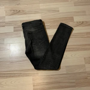 Jack & Jones jeans - Snygga svarta Jack & Jones jeans med slitningar. Storlek W31 L30. Skickar helst med PostNord. 