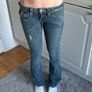 True religion jeans  - True religion low waist bootcut jeans. Storlek 24. Midjemått:35/36 innerbenslängd: 78 cm