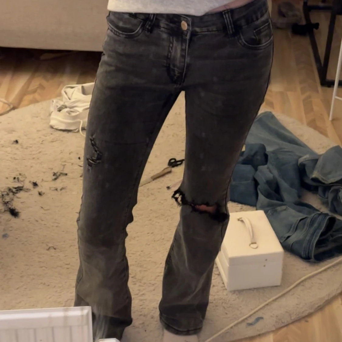 Svarta jeans med slitningar - 3