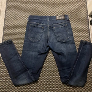 Tiger Of Sweden  - Säljer ett par tvär feta tiger of Sweden 🇸🇪🇮🇹 i storleken W29 L32 | skick 7,5/10 | tar even emot byten 🔃 och om ni vill ha mer bilder eller om ni har mer eventuella frågor kontakta gärna oss😄