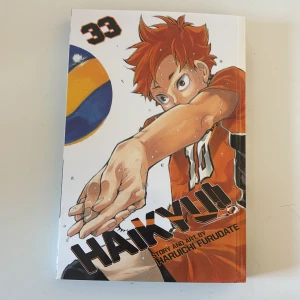 Haikyu!! Volym 33 - Säljer Haikyu!! volym 33 av Haruichi Furudate. mangan är på engelska och aldrig läst!