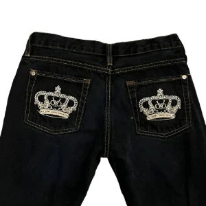 Victoria Beckham jeans - Snygga Victoria beckham jeans. De har en klassisk femficksdesign och kontrastsömmar som ger en cool look. Står ingen storlek men skulle säga att de är 32. Har spretat upp dem längst ner(sista bilden) Köpte för 550 säljer för 300💗🎀