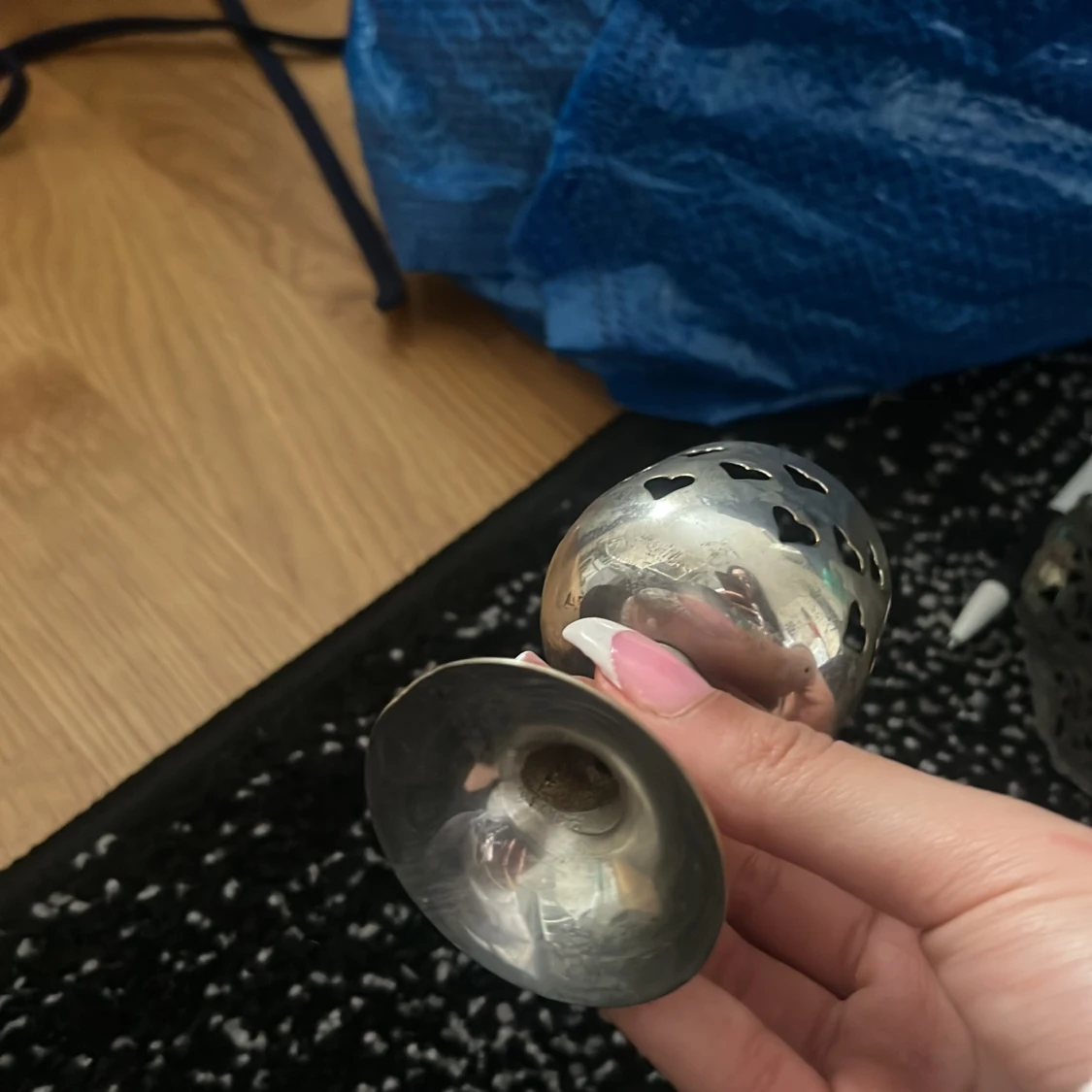 Silverfärgad bägare med hjärtmönster - 2