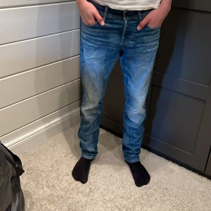 Jeans från jack and jones - Tjena, säljer nu ett par riktigt feta jack and jones jeans, de står att dem är slim fit, men jag skulöe säga att de är lite mer Raka. W32 L32. Skriv för fler frågor?