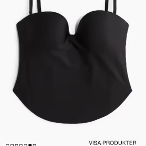 Svart korsettopp - Snygg svart korsettopp med smala axelband. Perfekt för en stilren look. Passar bra till både jeans och kjol. Säljer pga passar inte mig.