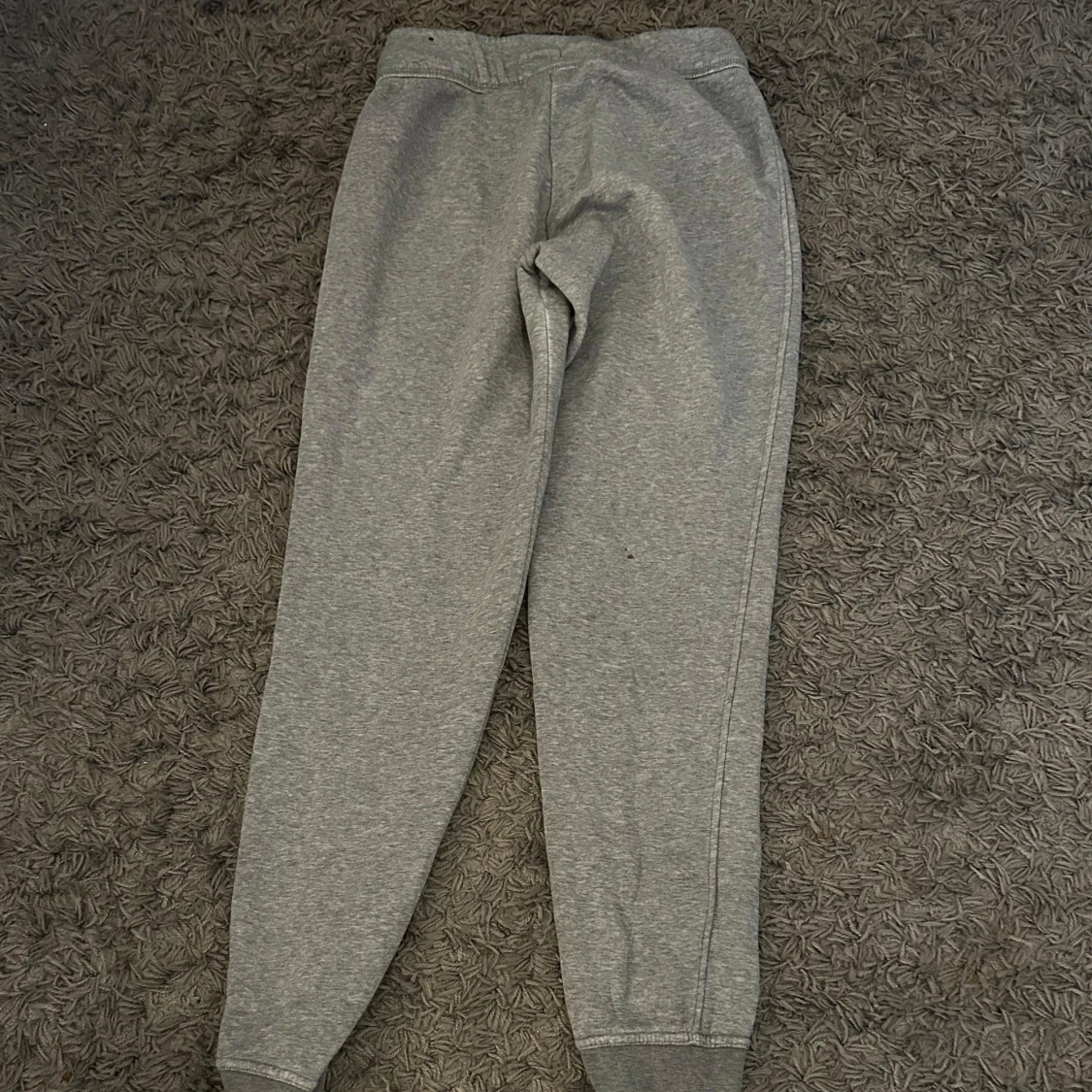 Grå mjukisbyxor från Nike - 1