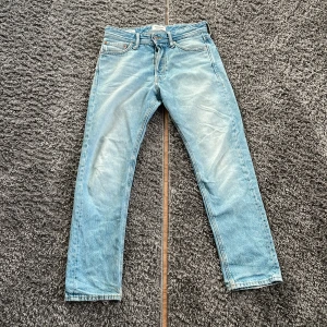 Blå jeans från Jack & Jones - Säljer ett par blå jeans från Jack & Jones i modellen Loose/Chris. De har en loose passform. Perfekta för en sommardag.👍