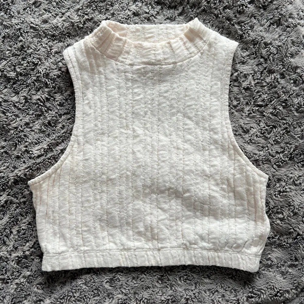 Fint set från NA-KD med topp och lång kjol. Toppen är i storlek small och kjolen är i storlek medium. Använda ett fåtal gånger men i mycket fint skick🩷. Muu.