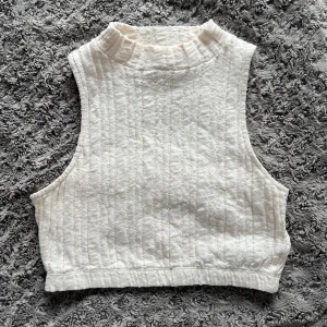 Set NA-KD - Fint set från NA-KD med topp och lång kjol. Toppen är i storlek small och kjolen är i storlek medium. Använda ett fåtal gånger men i mycket fint skick🩷