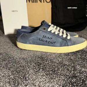 Saint Laurent skor - Snygga blå sneakers från Saint Laurent i mocka med vit snörning eftertraktad modell. Perfekta för vardags lyx! Size 40 men är riktigt stora i storleken passar upp till 42,5✌🏻 mitt pris är endast 3599!🤛🏻 kan gå ner i pris vid snabb affär😃