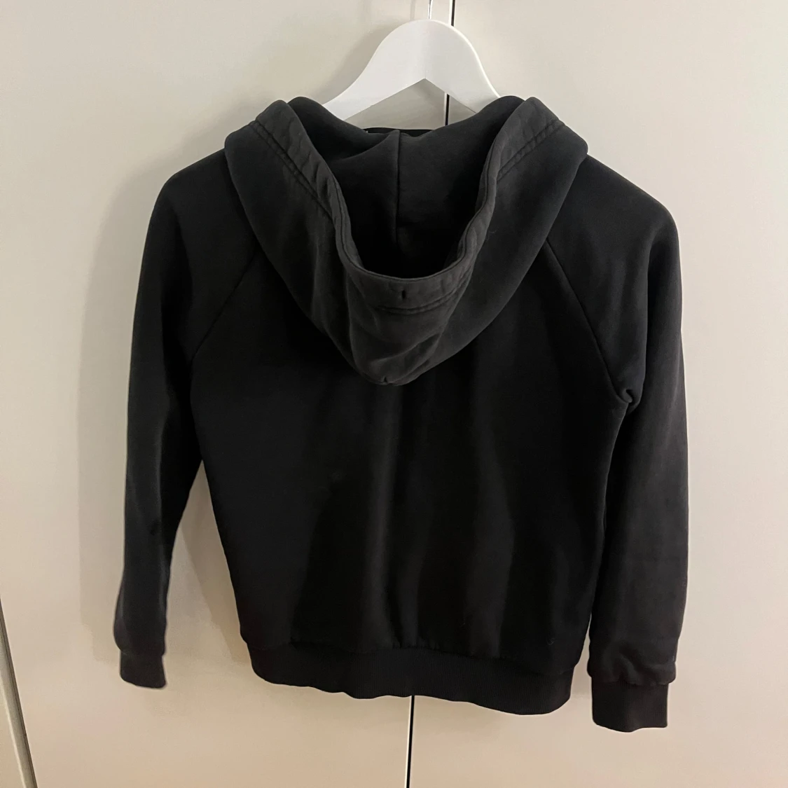 Svart hoodie från Peak Performance - 4