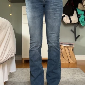 Ltb valerie - Snygga blå bootcut jeans med en klassisk look. Perfekta för en avslappnad stil. De har en bekväm passform och är tillverkade i ett slitstarkt material.