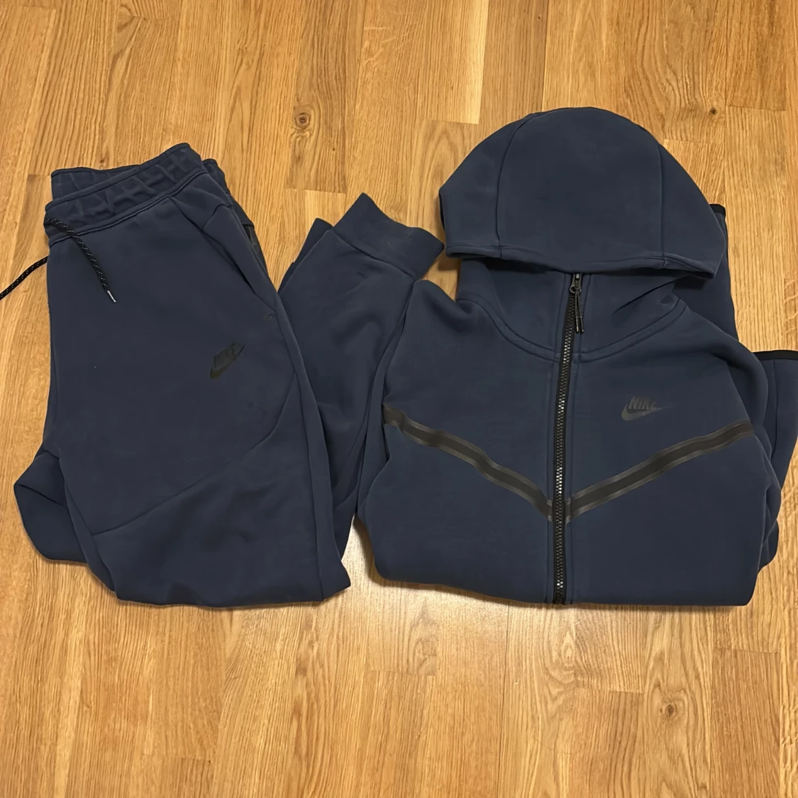Mörkblå hoodie från Nike