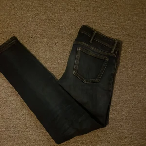 Jeans från Acne Studios - Snygga svarta jeans från Acne Studios Blå Konst-kollektionen. Tillverkade i Italien med en klassisk design och en stilren look. Perfekta för en trendig och stilmedveten garderob. Nypris ca 2500kr. Hör av er av intresse🙌