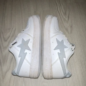Bapesta - Riktigt feta bape sta skor som passar bra till det mästa väldigt bra skick inga defekter kan även tvätta dem till dig så de ser helt nya ut dom heter bapesta jjjound pris kan diskuteras