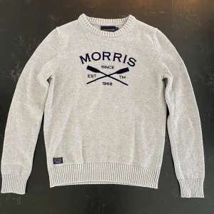 Morris tröja - Säljer en stilren grå tröja från Morris R Club med mörkblå text på framsidan. Perfekt för en avslappnad stil. Tröjan är i mycket bra skick. Passar perfekt nu till våren! Priset ej hugget i sten. Hör av er vid frågor!