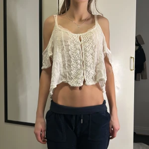Vit spetsdetaljerad topp från hollister - Säljer en vit topp från hollister. Storlek S. Inga skador, rätt så använd. Köpt begagnand.