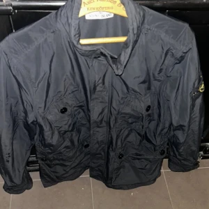 Stone Island Jacka - Hej, säljer denna stone island jacka i jätte bra skick. Passar personer mellan 167 till 175 cm. Den är perfekt till våren då den inte är för tjock eller för tunn, priset kan diskuteras😁
