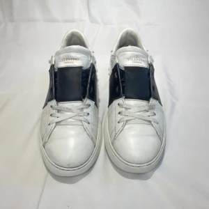 Valentino - Säljer dessa svart vita valentinos som är i helt okej skick, de e därför priset är ganska lågt. Dem är ganska använda men absolut inte trasiga någonstans, sulorna är lite slitna men går ju såklart att byta. (köp kvitto följer med)