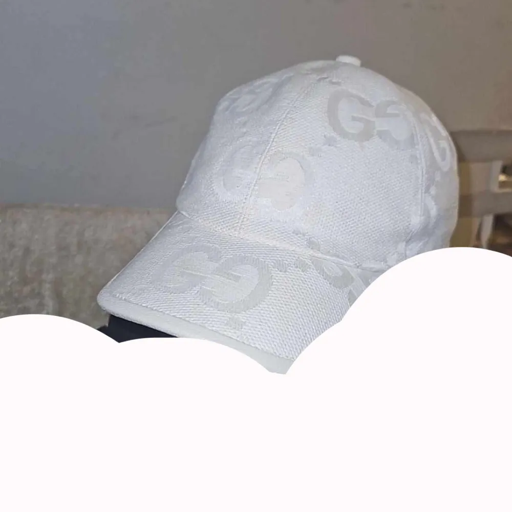 OBS LÄS NOGA. Kepsen är stil ren men den har också problem, den är smutsig men kan tvättas enkelt jag har inte haft tiden, och den är sliten fast alla problem den har syns inte när man väl har på sig den. Pris går alltid att diskutera . Asusteet.