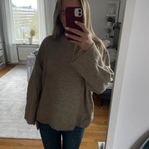 Beige stickad tröja  - Beige stickad tröja som är snygg och varm från lager 157. Den är i väldigt bra skick och använd ett fåtal gånger. ❤️
