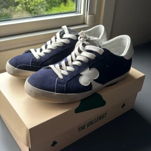 The gallerist skor  - Skor från the gallerist i väldigt bra skick, andvänt bara 5 gånger. Jag har storlek 42 och de är lite stora så passar på 43 också. 