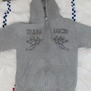 Säljer min zip hoodie från blinglucid eftersom den inte passar mig   Den är använd en gång riktigt bra skick👌