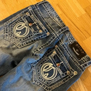 *RARE* Olimp Live&Fight Bootcut jeans 🔥 - Hella rare jeans från Olimp finns nästan ingenstans 😓💔 true religion type shit but ngl cooler😂✌️💜 W32 L32 💯 pris går absolut att diskuteras i DM samt bilder 🤘 