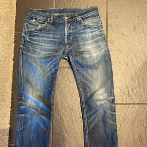 Dondup jeans  - Extremt snygga Dondup slim fits. Storlek 32 så passar 175-185. Skick 9/10 finns inga defekter. Jag vet inte vilken modell det är men förmodligen george då de sitter likadant som mina andra✌🏼 Nypris är runt 3400kr💯 
