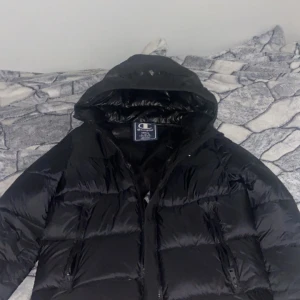 Champion vinterjacka - Champion vinterjacka i riktigt bra skick, köpt januari 2023 för 2500, inga defekter. Storlek S. Pris kan diskuteras