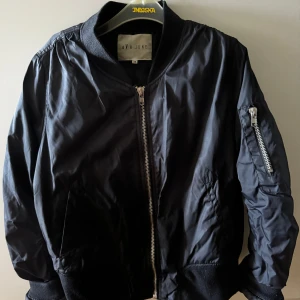 Höstjacka  - Höstjacka passar storlek m 