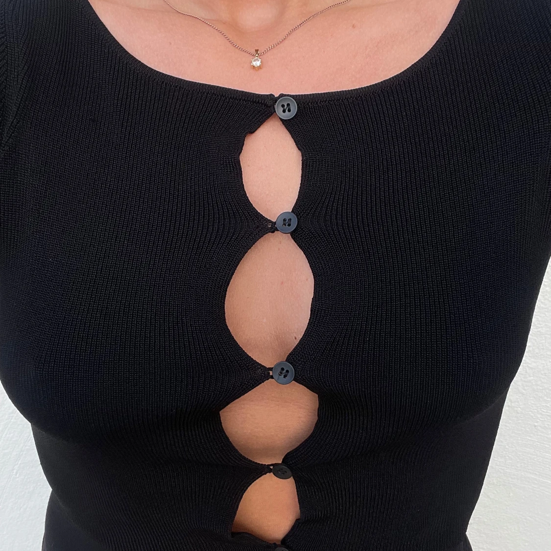 Svart croppad tröja med knappar - 91