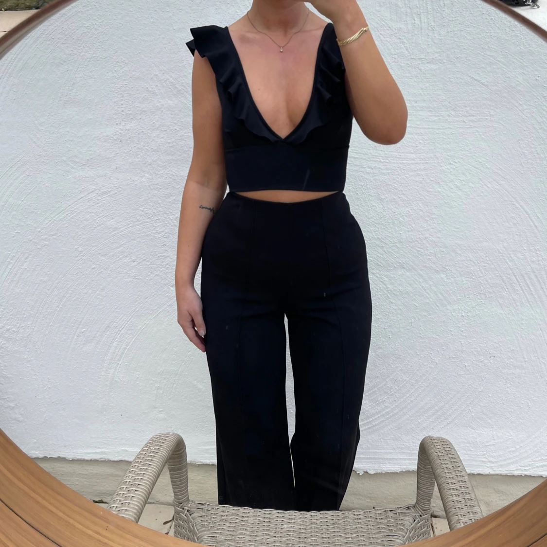 Svart croppad topp med volangdetaljer - 90