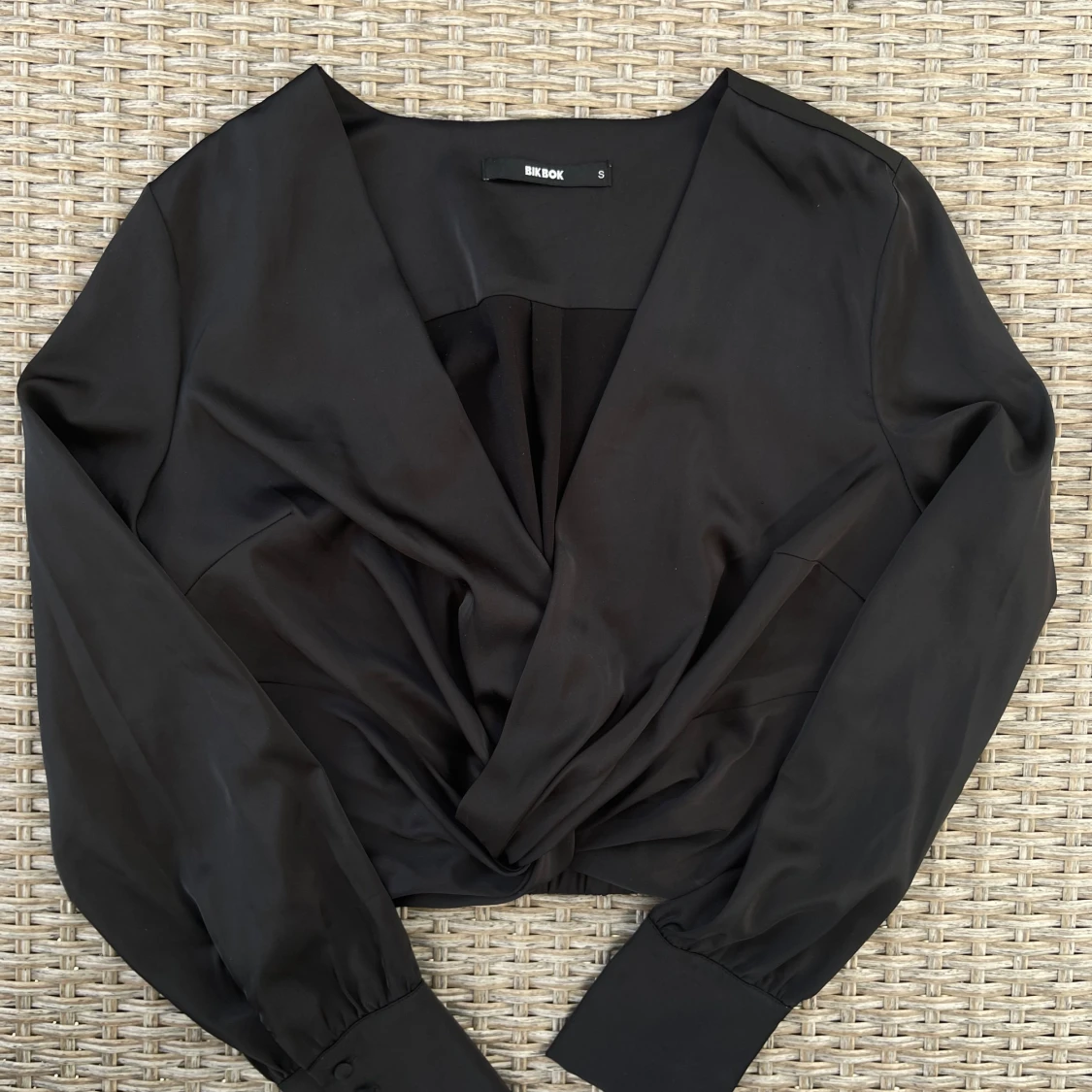 Svart omlottopp från Bik Bok - 92