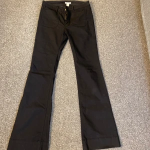 Lågmidjade bootcut jeans  - Säljer nu dessa as snygga lågmidjade bootcut jeans då det tyvär inte kommer till någon användning. Innerbenslängd 82 midjemått 40 rakt över. 